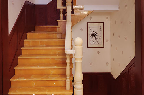 三乡镇中式别墅室内汉白玉石楼梯的定制安装装饰效果